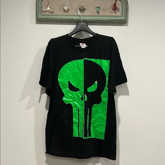 Punisher split Black T-Shirt with Green black Skull Graphic large - Picture 1 of 7